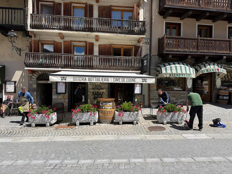 fioriere cicala alta in granito grigio con piedini